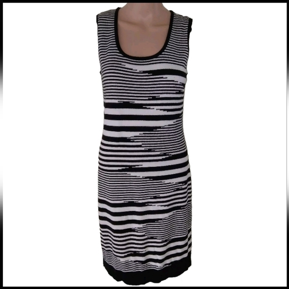 Carmen Marc Valvo Dresses & Skirts - Carmen by Marc Valvo Black/Ivory Knit Sleeveless Sweater Dress Medium